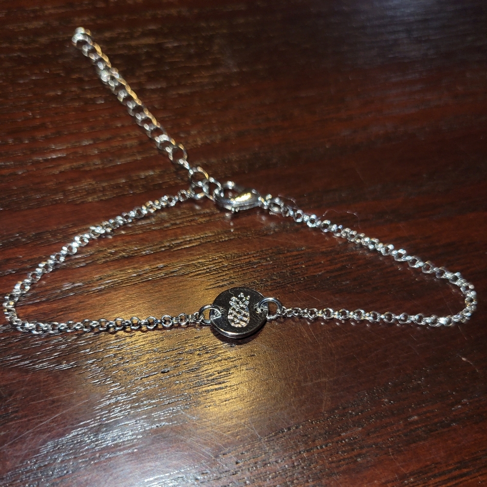 Bracelet with pineapple stamped detail